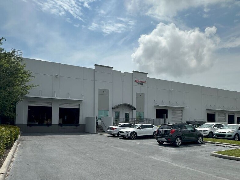 11200 NW 138th St, Medley, FL à louer - Photo de l’immeuble – Image 1 sur 6