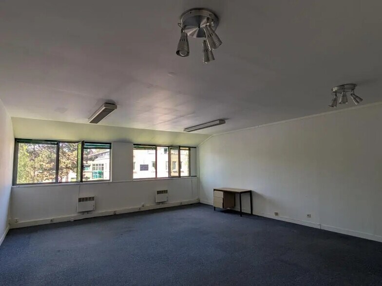 Bureau dans Champs-sur-Marne à louer - Photo de l’immeuble – Image 1 sur 7