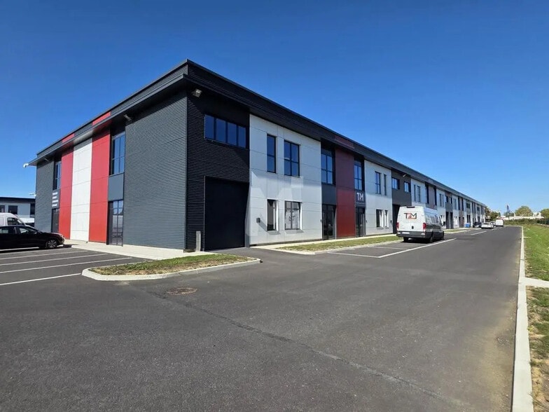 Local d'activités dans Lieusaint à vendre - Photo de l’immeuble – Image 1 sur 8