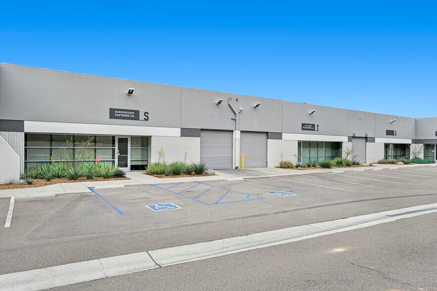 2270 Camino Vida Roble, Carlsbad, CA à louer - Photo de l’immeuble – Image 2 sur 4