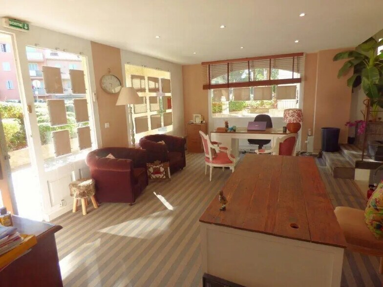 Local commercial dans Mougins à louer - Photo de l’immeuble – Image 1 sur 8