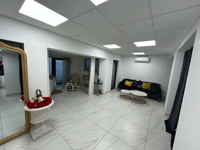 Plus de détails pour Local commercial à louer