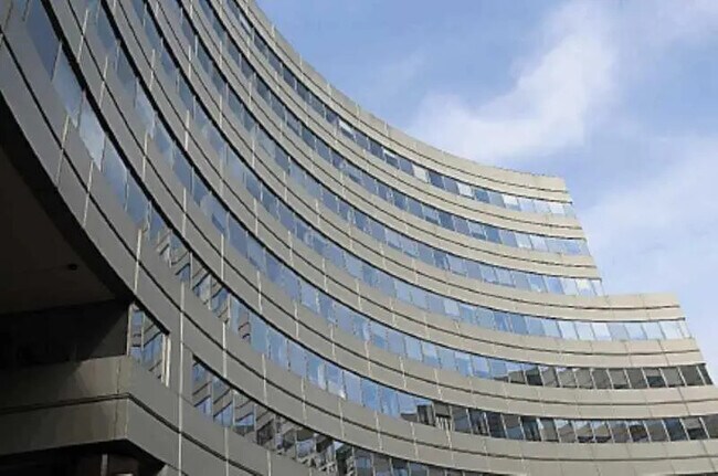 Plus de détails pour 7-11 Place Des Cinq Martyrs Du Lycée Buffon, Paris - Bureau à louer