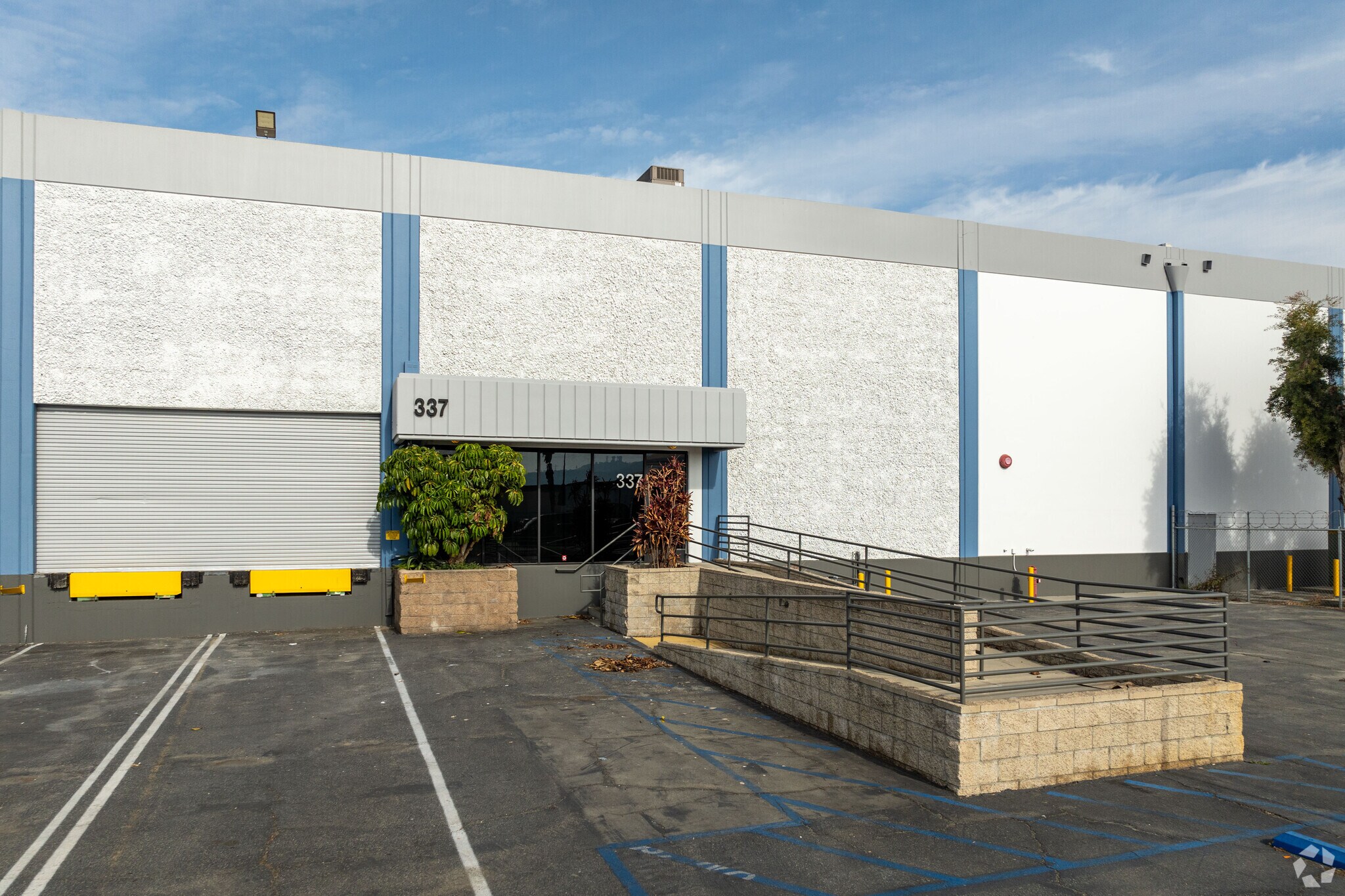 325-337 N Baldwin Park Blvd, City of Industry, CA à louer Photo principale– Image 1 sur 22