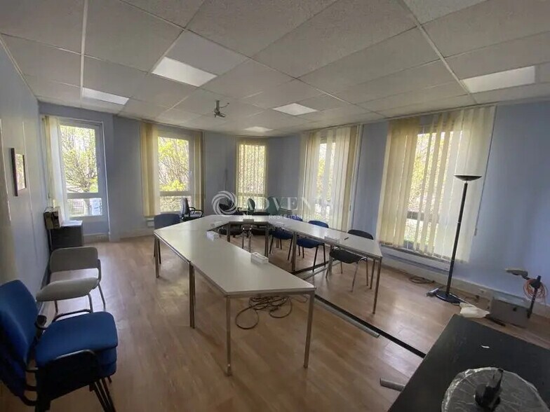 Local d’activités dans Montigny-le-Bretonneux à louer - Photo de l’immeuble – Image 3 sur 9