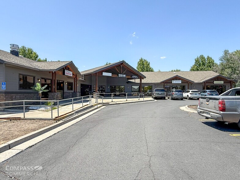 974 SW Veterans Way, Redmond, OR à louer - Photo de l’immeuble – Image 2 sur 5