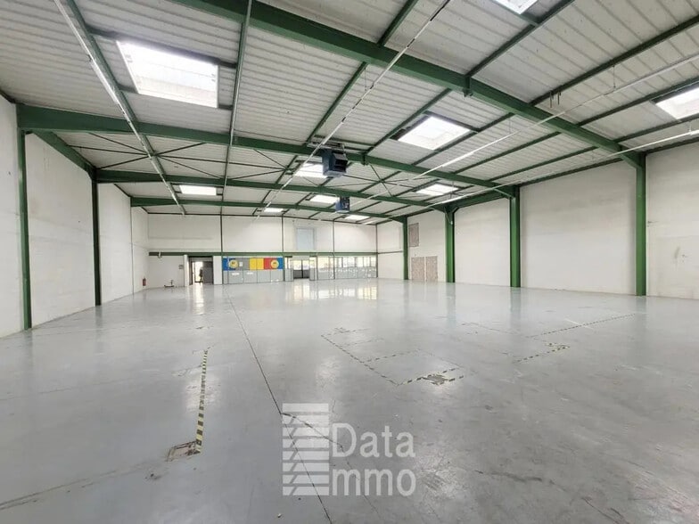 Industriel/Logistique dans Saint-Thibault-des-Vignes à louer - Photo de l’immeuble – Image 3 sur 4