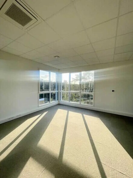 Bureau dans Petit-Couronne à louer - Photo intérieure – Image 3 sur 12