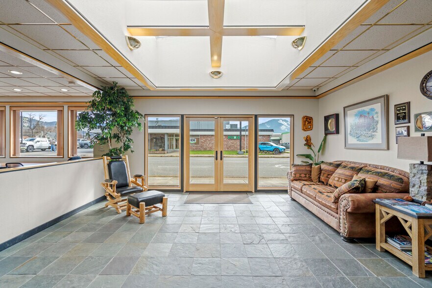 206 NE 7th St, Grants Pass, OR à vendre - Photo de l’immeuble – Image 3 sur 22
