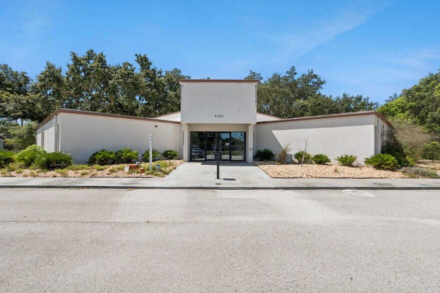 9300 University Blvd, Orlando, FL à vendre - Photo de l’immeuble – Image 2 sur 24
