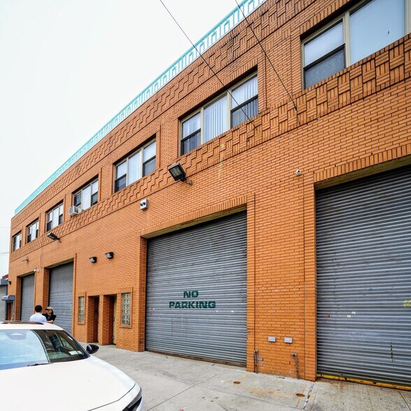 58-06 57th Rd, Maspeth, NY à louer - Photo de l’immeuble – Image 1 sur 11