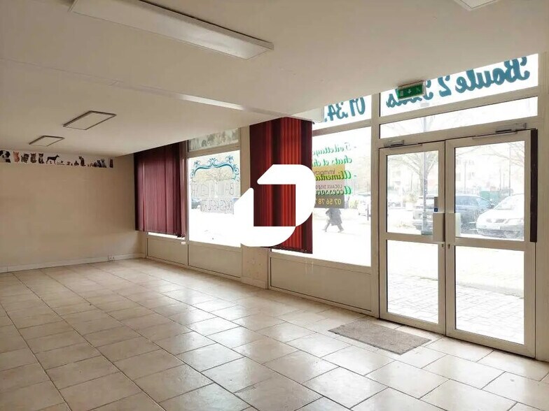 Local commercial dans Élancourt à louer - Photo de l’immeuble – Image 3 sur 6