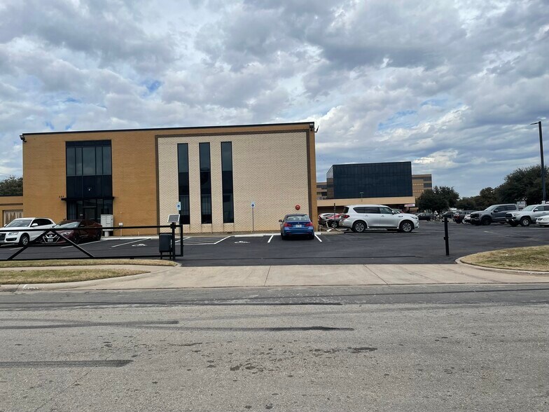 223 NE Loop 820, Hurst, TX à vendre - Photo de l’immeuble – Image 2 sur 58