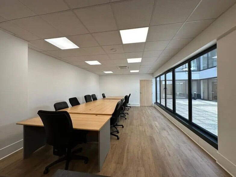 Bureau dans Ivry-sur-Seine à louer - Photo de l’immeuble – Image 3 sur 32