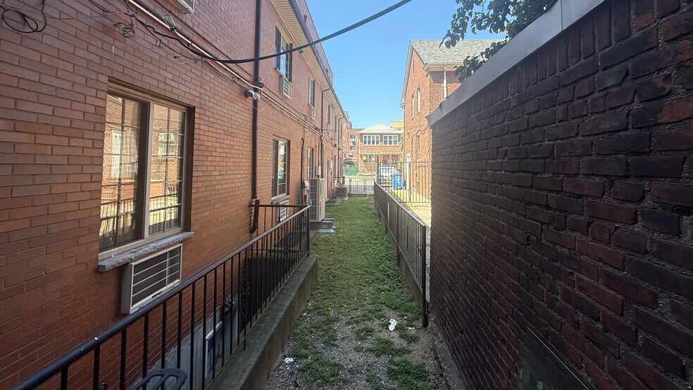 7803 41st Ave, Elmhurst, NY à louer - Photo de l’immeuble – Image 2 sur 13