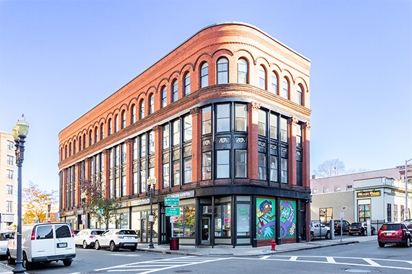 145 Munroe St, Lynn, MA à louer - Photo de l’immeuble – Image 1 sur 2