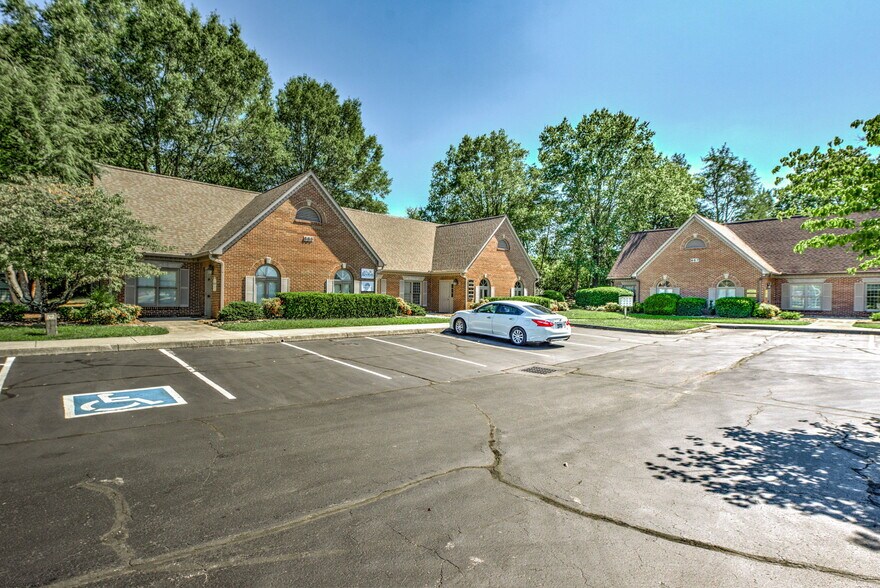 661 Emory Valley Rd, Oak Ridge, TN à louer - Photo de l’immeuble – Image 3 sur 5