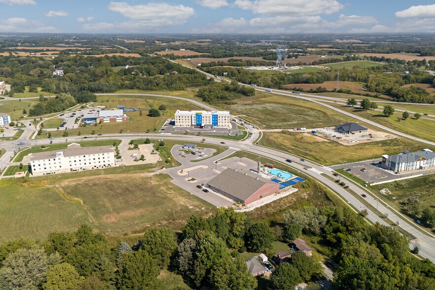 3620 Village Dr, Saint Joseph, MO à louer - Photo de l’immeuble – Image 3 sur 5