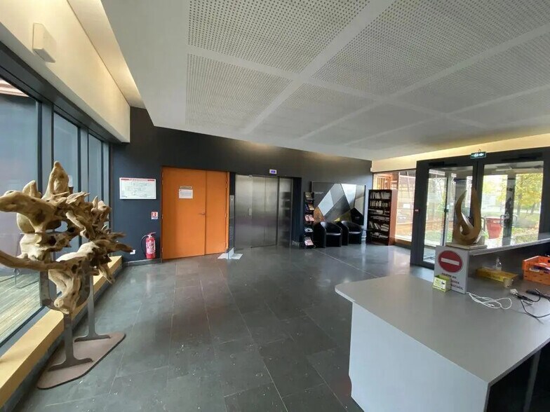 Bureau dans Buchelay à louer - Hall d’entrée – Image 3 sur 8