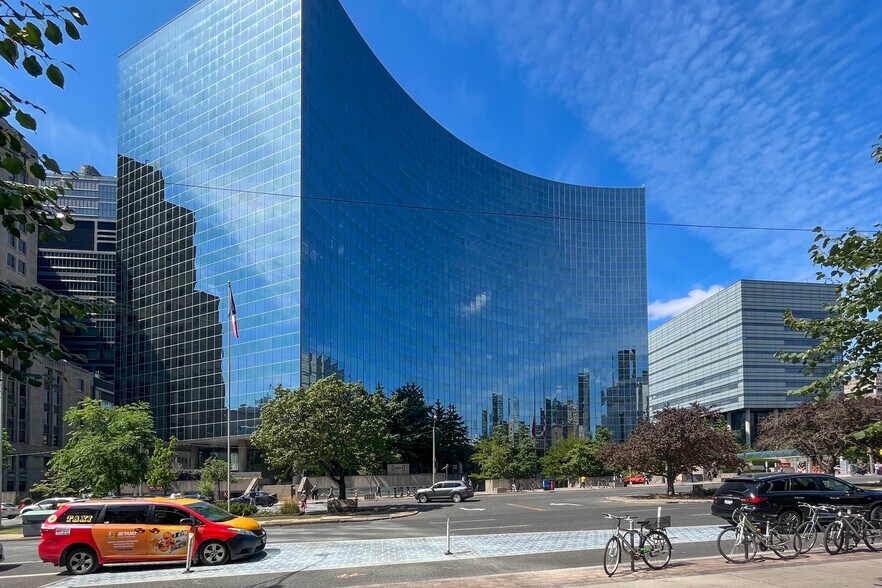 700 University Ave, Toronto, ON à louer - Photo de la construction – Image 2 sur 12