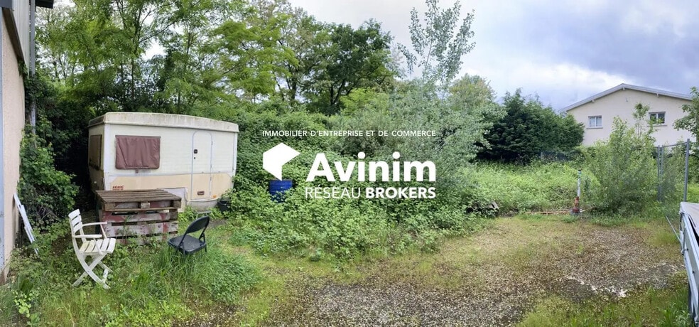 Local d'activités dans Saint-Nazaire-les-Eymes à vendre - Photo de l’immeuble – Image 3 sur 18