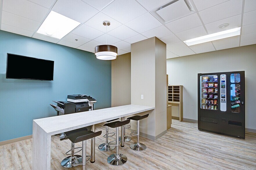5900 S Lake Forest Dr, McKinney, TX à louer - Photo de l’immeuble – Image 3 sur 5