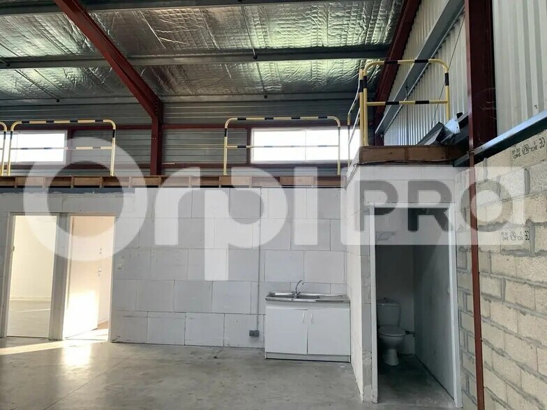 Local d'activités dans SAINT-JEAN-D'ILLAC à vendre - Photo intérieure – Image 3 sur 5