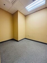 645 Sierra Rose Dr, Reno, NV à louer Photo de l’immeuble– Image 2 sur 13