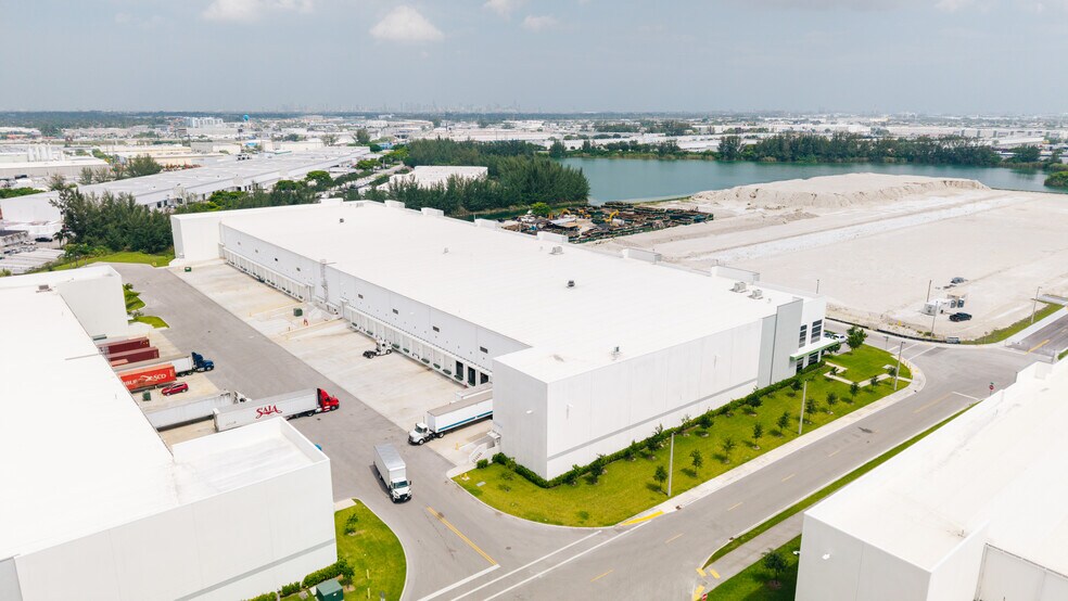8200 NW 88th St, Medley, FL à louer - Photo de l’immeuble – Image 3 sur 6