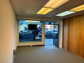 3806 W Burbank Blvd, Burbank, CA à louer Photo intérieure– Image 2 sur 7