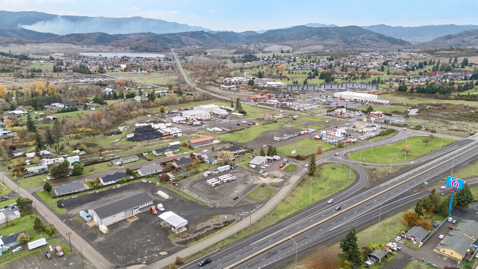 1625 W Duke Rd, Sutherlin, OR à vendre - Photo de l’immeuble – Image 2 sur 48