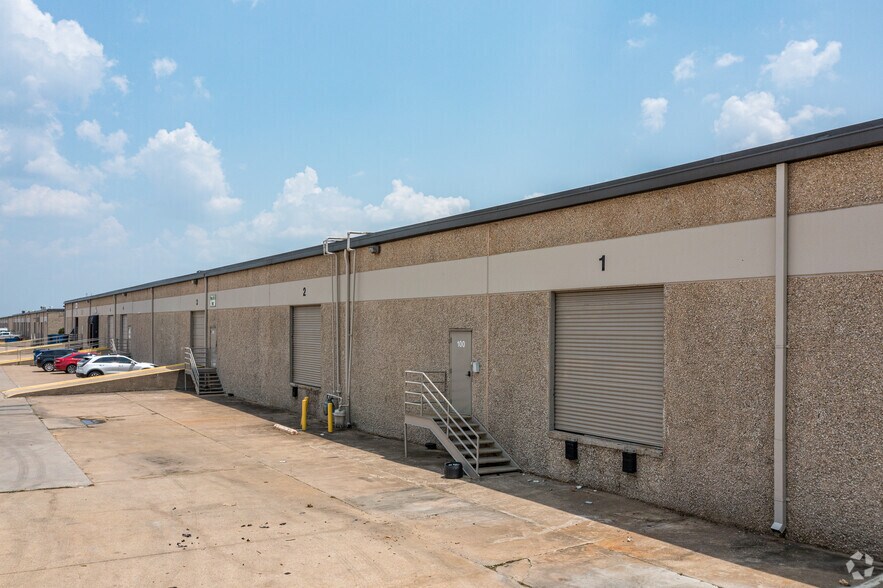 1213 W Carrier Pky, Grand Prairie, TX à louer - Photo de l’immeuble – Image 2 sur 18