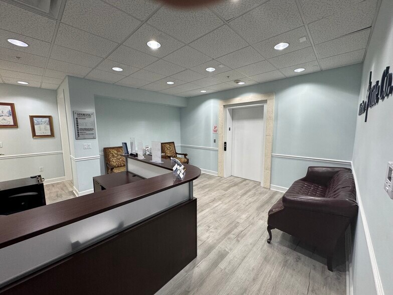100 SW Albany Ave, Stuart, FL à louer - Photo intérieure – Image 3 sur 13