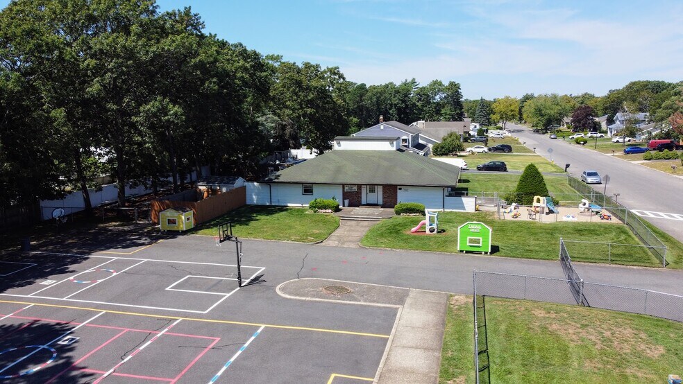 9-10 Glenmere Ln, Coram, NY à vendre - Photo de l’immeuble – Image 2 sur 36