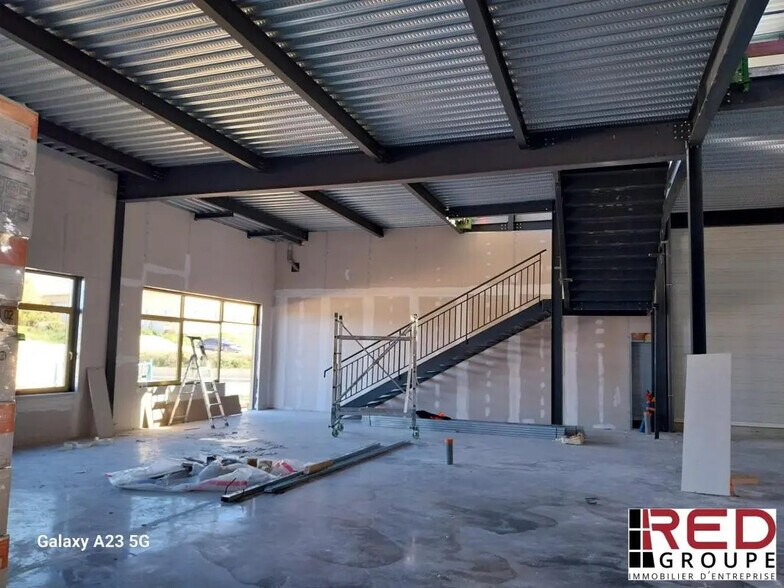 Industriel/Logistique dans CHÂTEAUNEUF-LE-ROUGE à vendre - Photo de l’immeuble – Image 3 sur 10