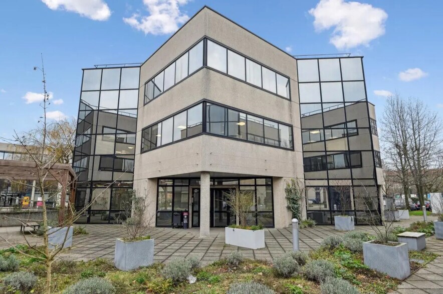 Local d’activités dans Nanterre à louer - Photo de l’immeuble – Image 1 sur 2