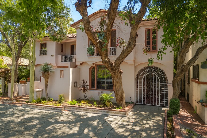 812 N Sweetzer Ave, West Hollywood, CA à vendre - Photo de l’immeuble – Image 3 sur 3