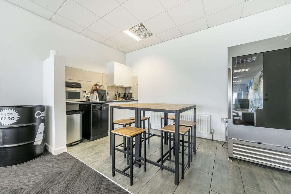 Centennial Ave, Elstree, HRT WD6 3TN - Lot 418 -  - Photo intérieure - Image 1 of 9