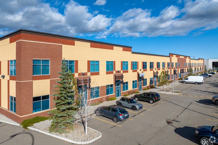 6420 79th Ave SE, Calgary, AB à louer - Photo de l’immeuble – Image 1 sur 8