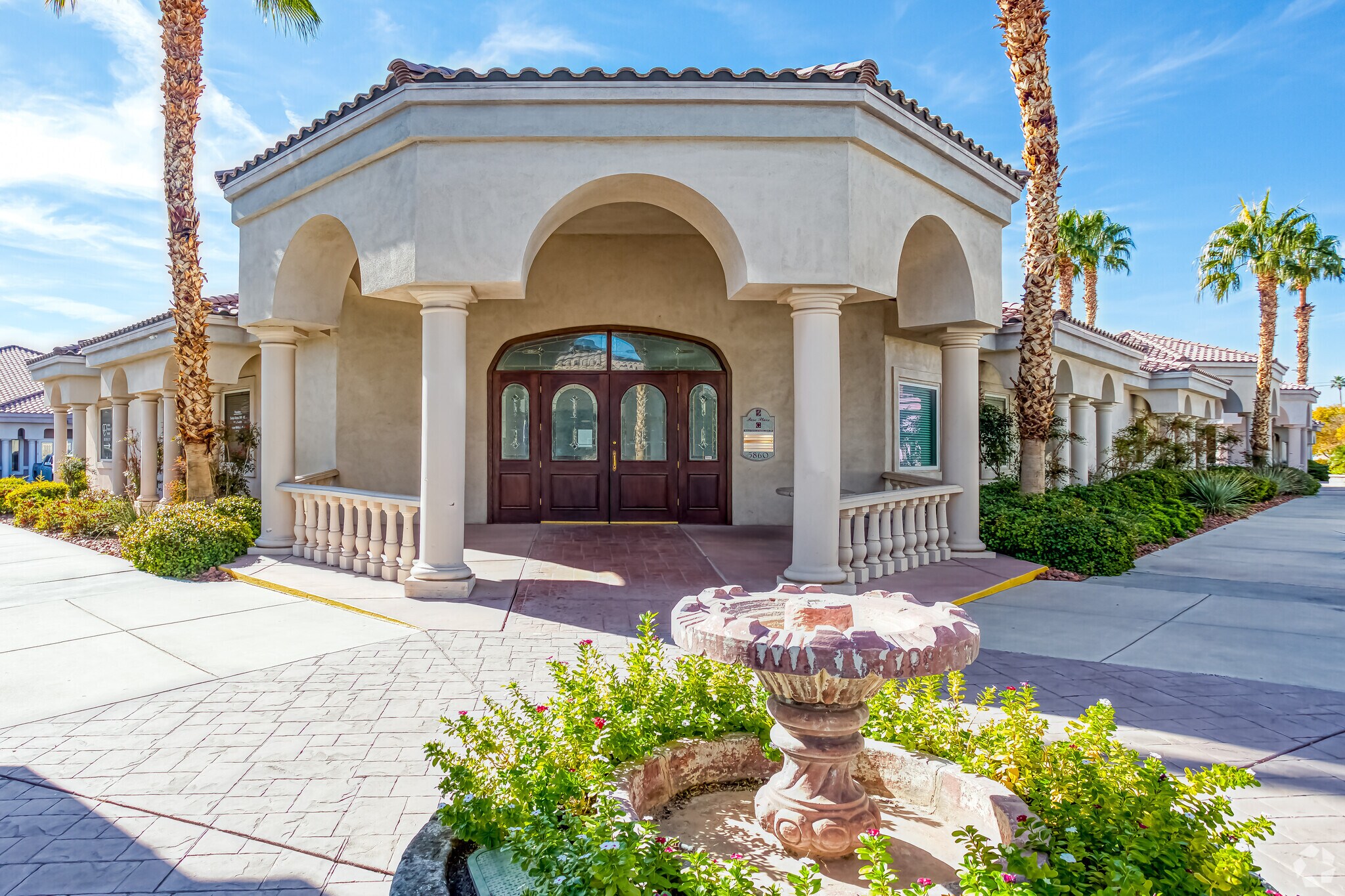 5860 S Pecos Rd, Las Vegas, NV à louer Photo de l’immeuble– Image 1 sur 8