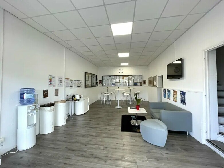 Local commercial dans La Roquette-sur-Siagne à louer - Photo de l’immeuble – Image 3 sur 12