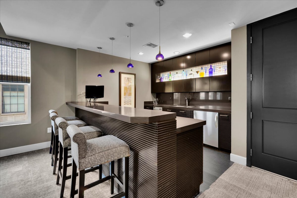300 E 4th St, Long Beach, CA 90802 - Lot 103 - - Photo intérieure - Image 2 of 67