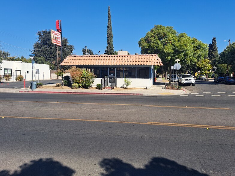 555 E Olive Ave, Fresno, CA à vendre - Photo de l’immeuble – Image 2 sur 7