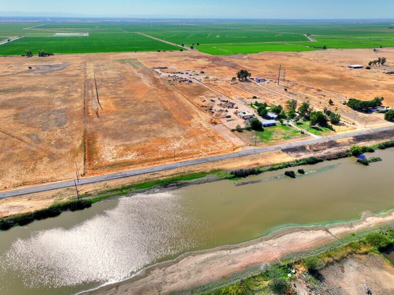 7301 E Levee Rd, Rio Linda, CA à vendre - Photo principale – Image 2 sur 18