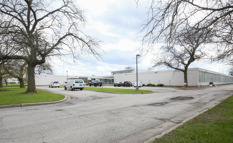 646 Chicago Rd, Chicago Heights, IL à louer - Photo de l’immeuble – Image 1 sur 37