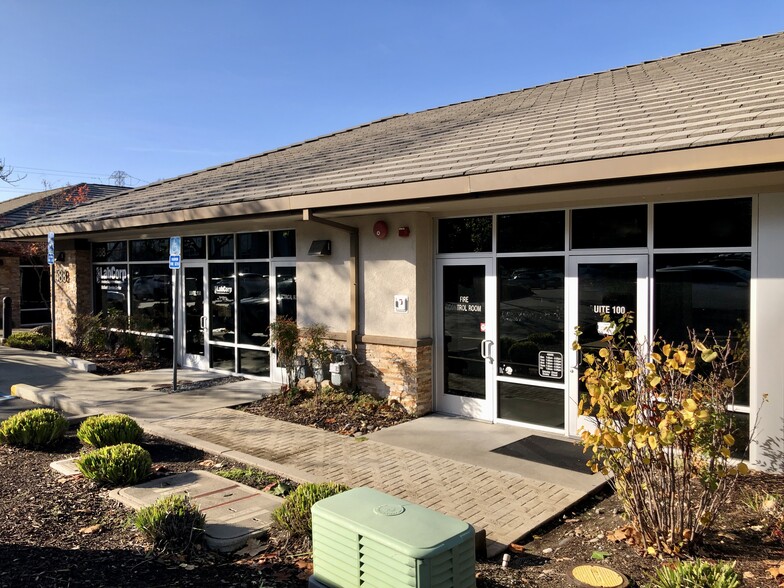 588 N Sunrise Ave, Roseville, CA à louer - Photo de l’immeuble – Image 3 sur 7