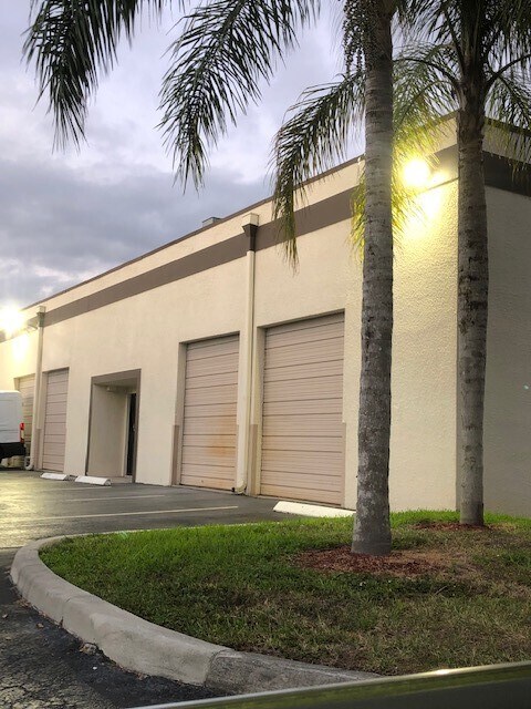 10026 Spanish Isle Blvd, Boca Raton, FL à louer Photo de l’immeuble– Image 1 sur 15