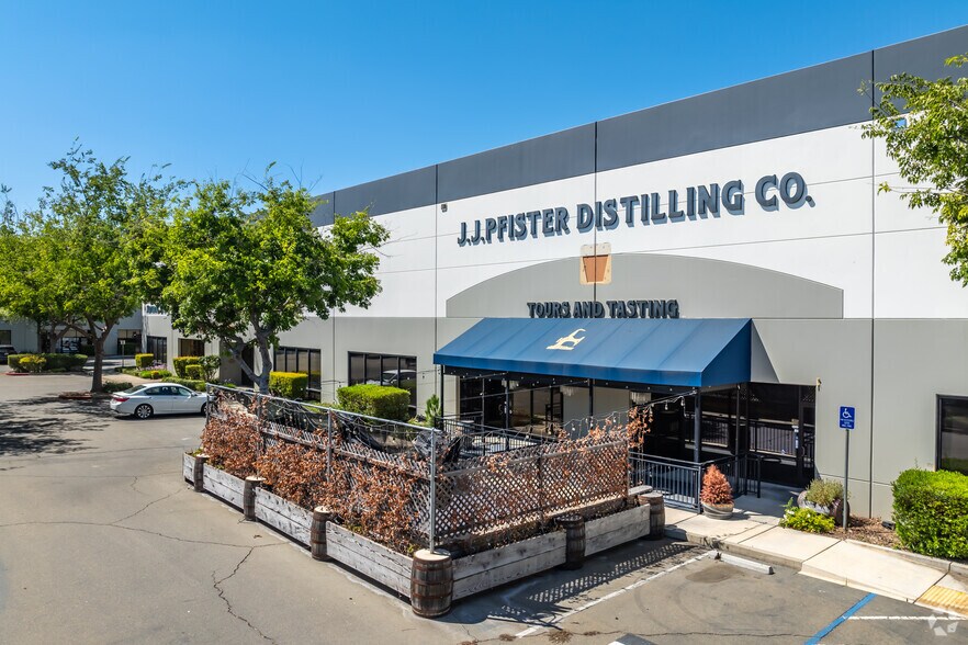 9819 Business Park Dr, Sacramento, CA à louer - Photo de l’immeuble – Image 3 sur 4