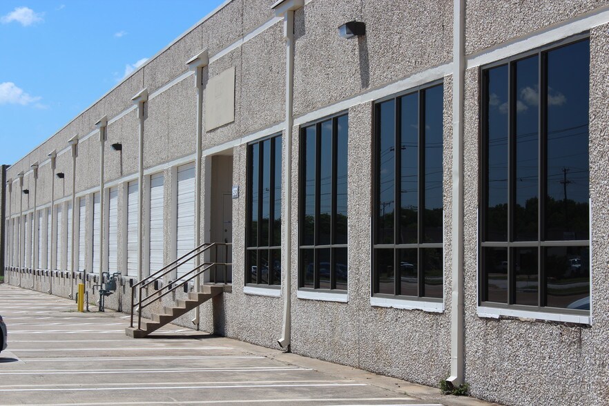 1925-1939 N Great Southwest Pky, Grand Prairie, TX à louer - Photo de l’immeuble – Image 2 sur 10