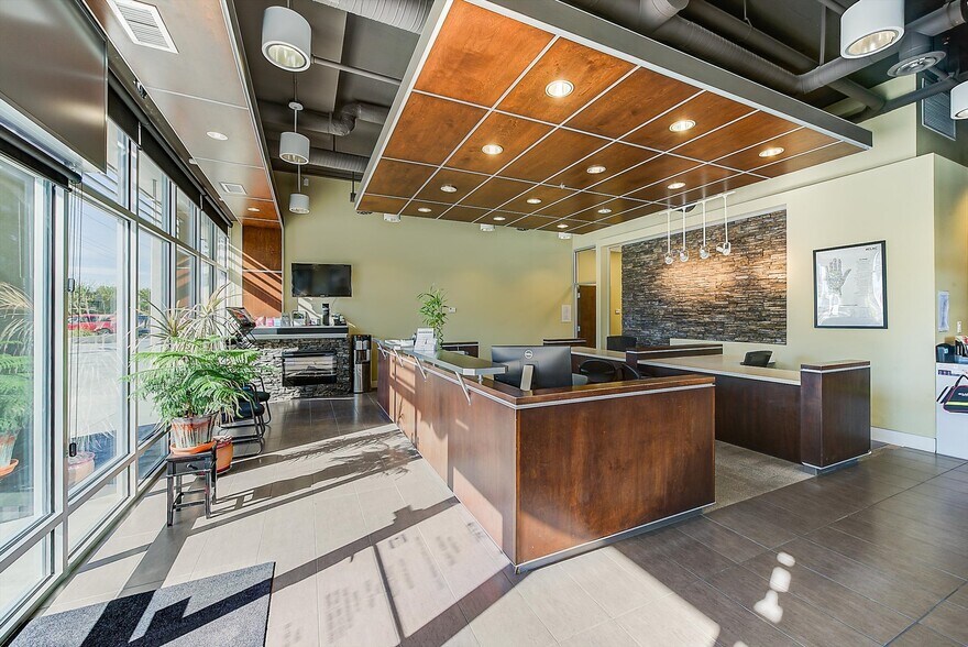2040 Springfield Rd, Kelowna, BC à vendre - Photo de l’immeuble – Image 3 sur 16